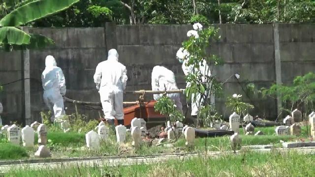 Ilustrasi--pemakaman jenazah pasien covid-19.