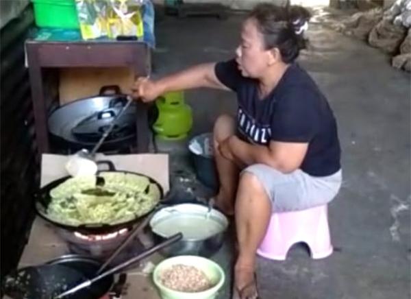  Bu Yuni, penjual peyek, mengaku ikut merasakan dampak pandemi Covid-19. 