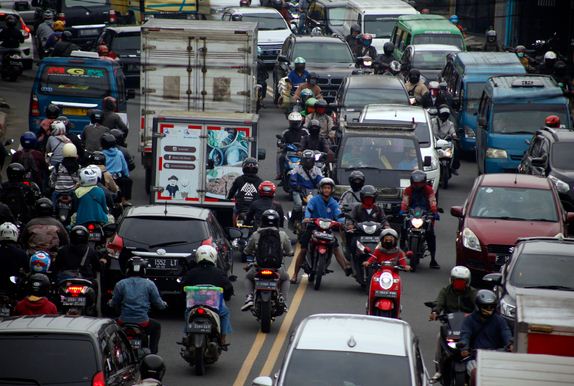 Suasana kepadatan kendaraan bermotor di Jalan Raya Kedung Halang, Bogor, Jawa Barat, Jumat (8/5/2020).