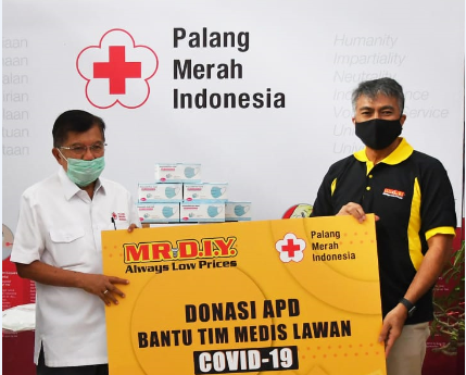 Bantuan diserahkan langsung oleh Presiden Direktur MR. DIY, Cyril Noerhadi, kepada Ketua Umum PMI Jusuf Kalla.