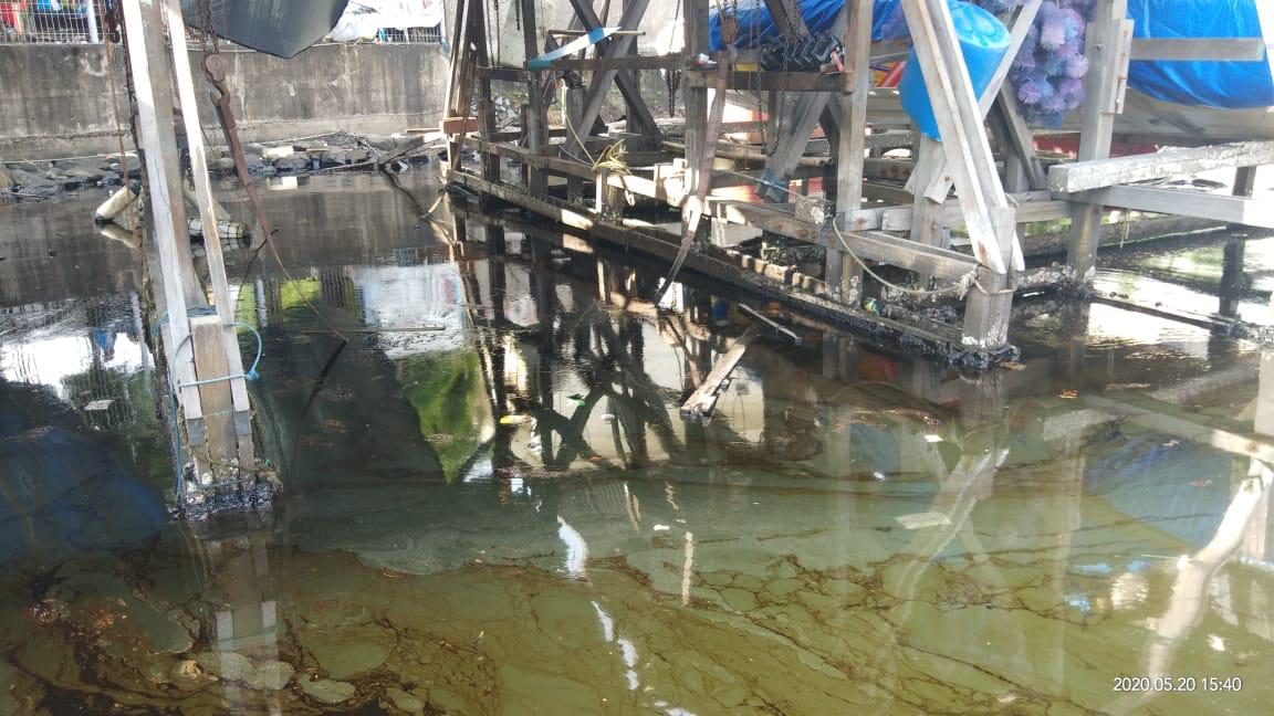 Pantai Losari, Sulsel tercemar minyak BBM dari pipa Pertamina yang bocor, Kamis (21/5)
