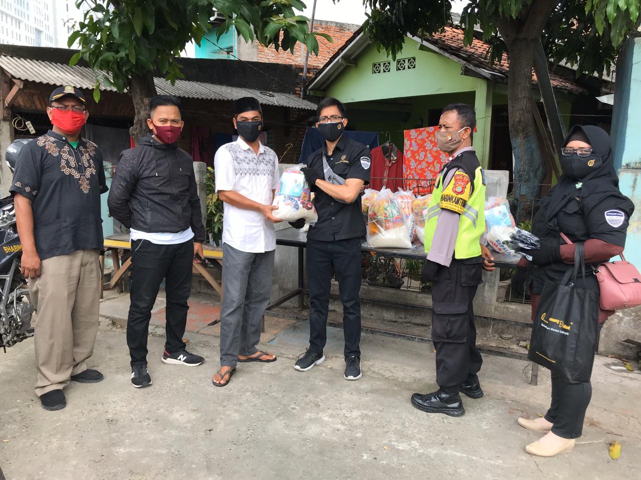 Pembagian bantuan sembako di empat kelurahan di Kecamatan Medan Satria, Kota Bekasi, Jawa Barat.   