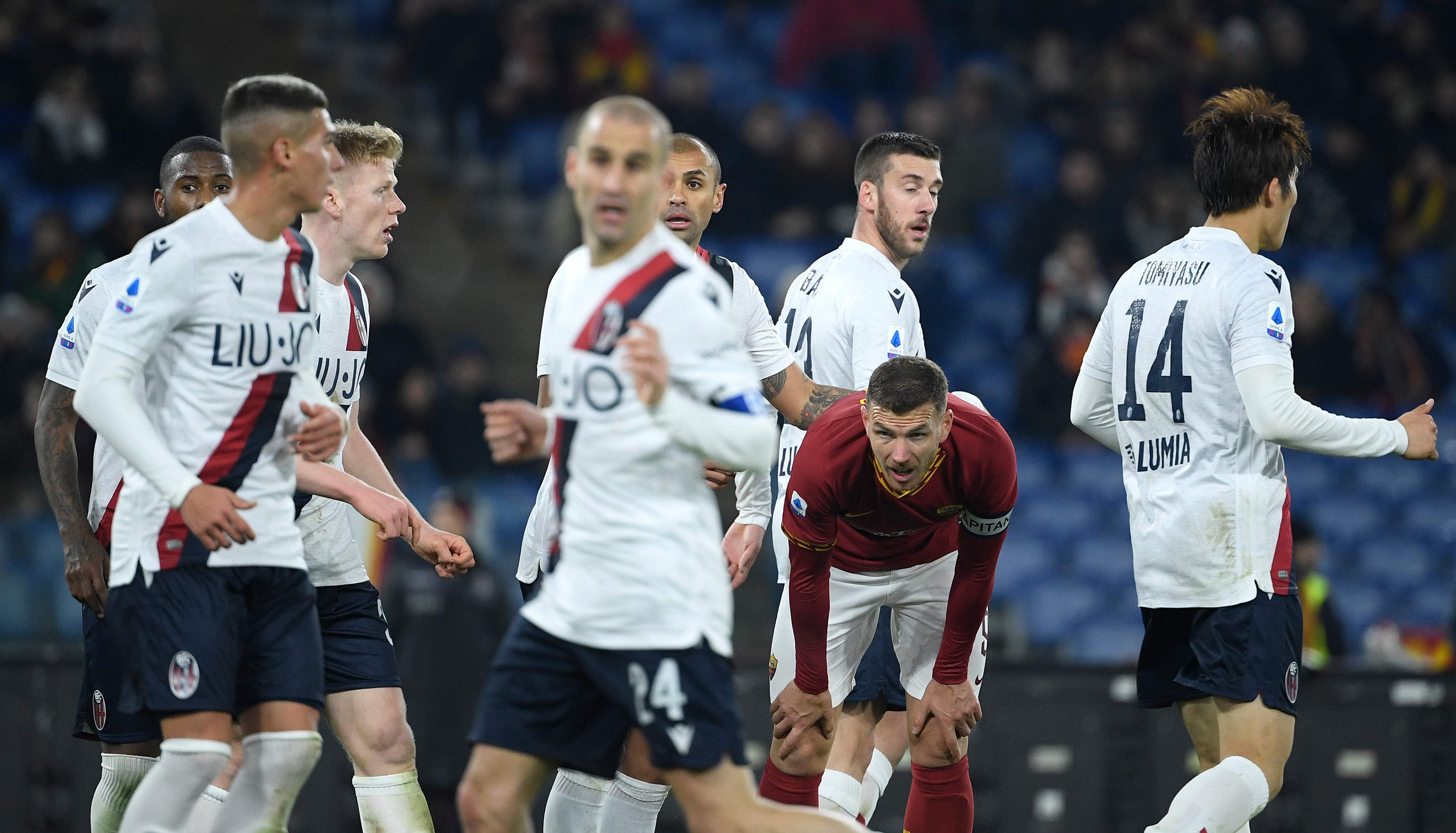 Para pemain Bologna (baju putih) saat berlaga di Serie A Februari silam