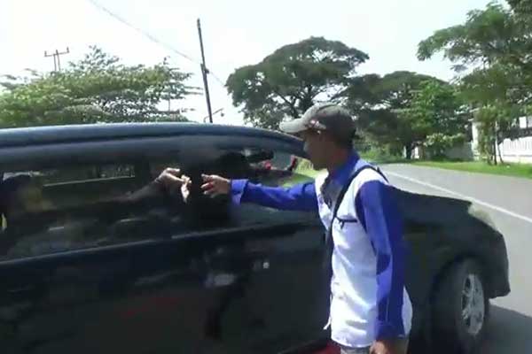 Pemudik melakukan perjalanan melalui jalur yang kurang pengawasan atau jalur tikus karena jalur-jalur utama dijaga ketat oleh petugas.