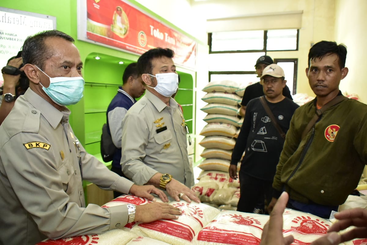 Mentan Syahrul Yasin Limpo (tengah) sedang memantau stok pangan.