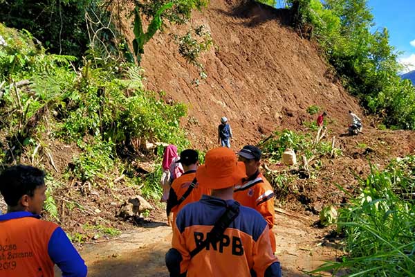 Curah hujan tinggi menyebabkan tanah longsor dan banjir di Kabupaten Ogan Komering Ulu Selatan, Sumatra Selatan, kemarin.