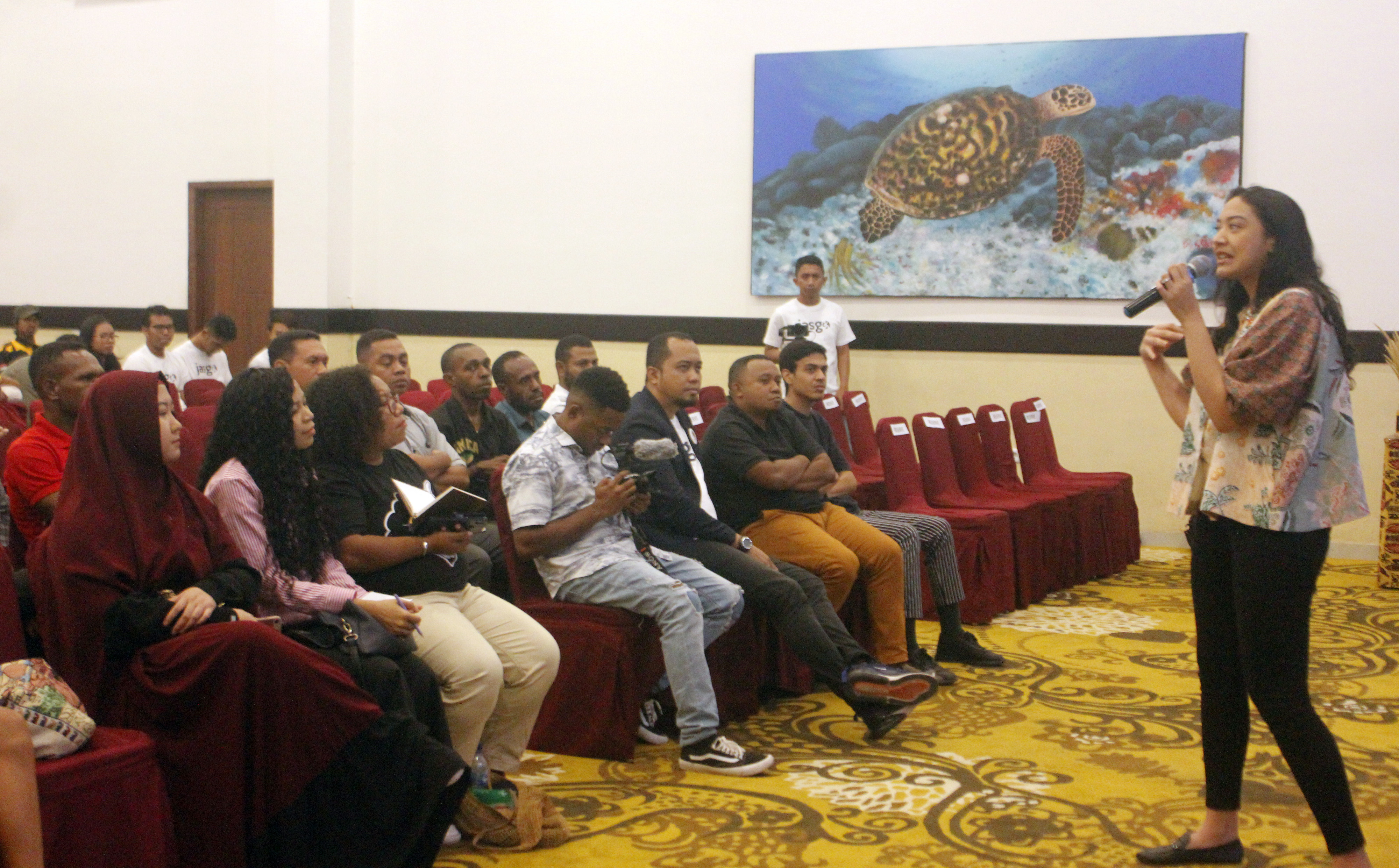 Staf Khusus Presiden Gugus Muda Putri Tanjung memberikan motivasi pada kegiatan Peran Pemuda Dalam Dunia Bisnis di Kota Sorong, Papua Barat.