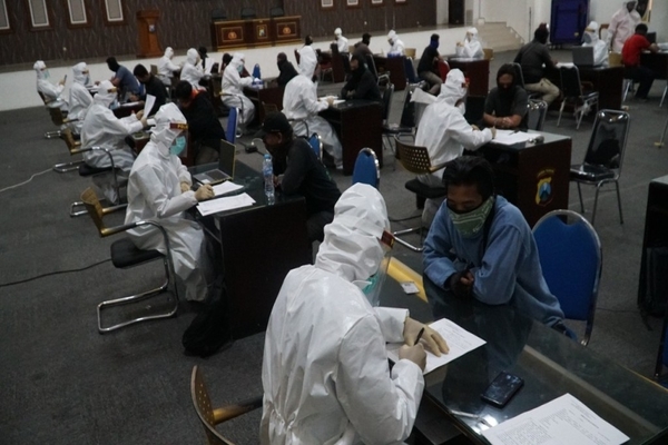 Ilustrasi -- Petugas melakukan rapid test terhadap ratusan pelanggar PSBB di Surabaya Raya, Jawa TImur. 