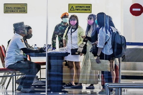 Petugas gabungan memeriksa surat izin keluar masuk (SIKM), surat tugas, surat  kesehatan, dan hasil tes covid-19 Terminal 3 Bandara Soeta