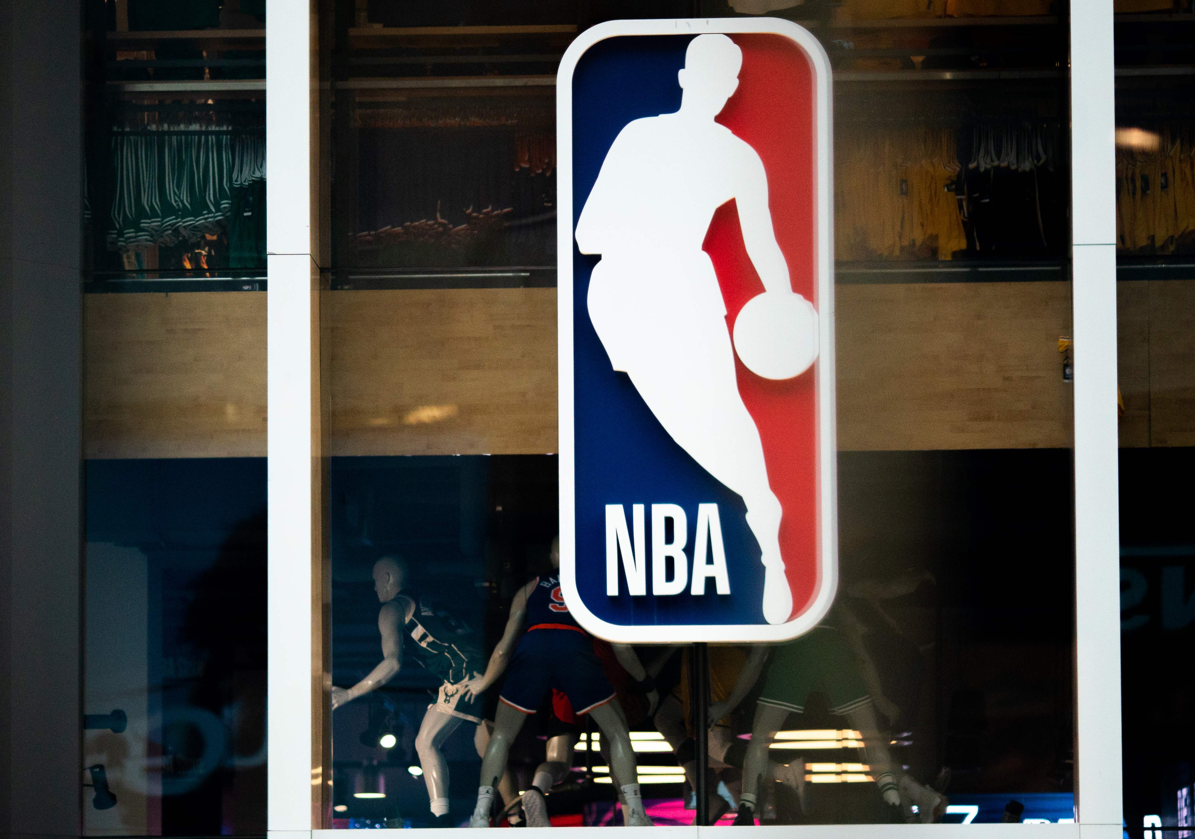 BEBERAPA general manager klub NBA mengkhawatirkan ofisial berusia lanjut termasuk para pelatih sepuh jika kompetisi musim ini dilanjutkan.