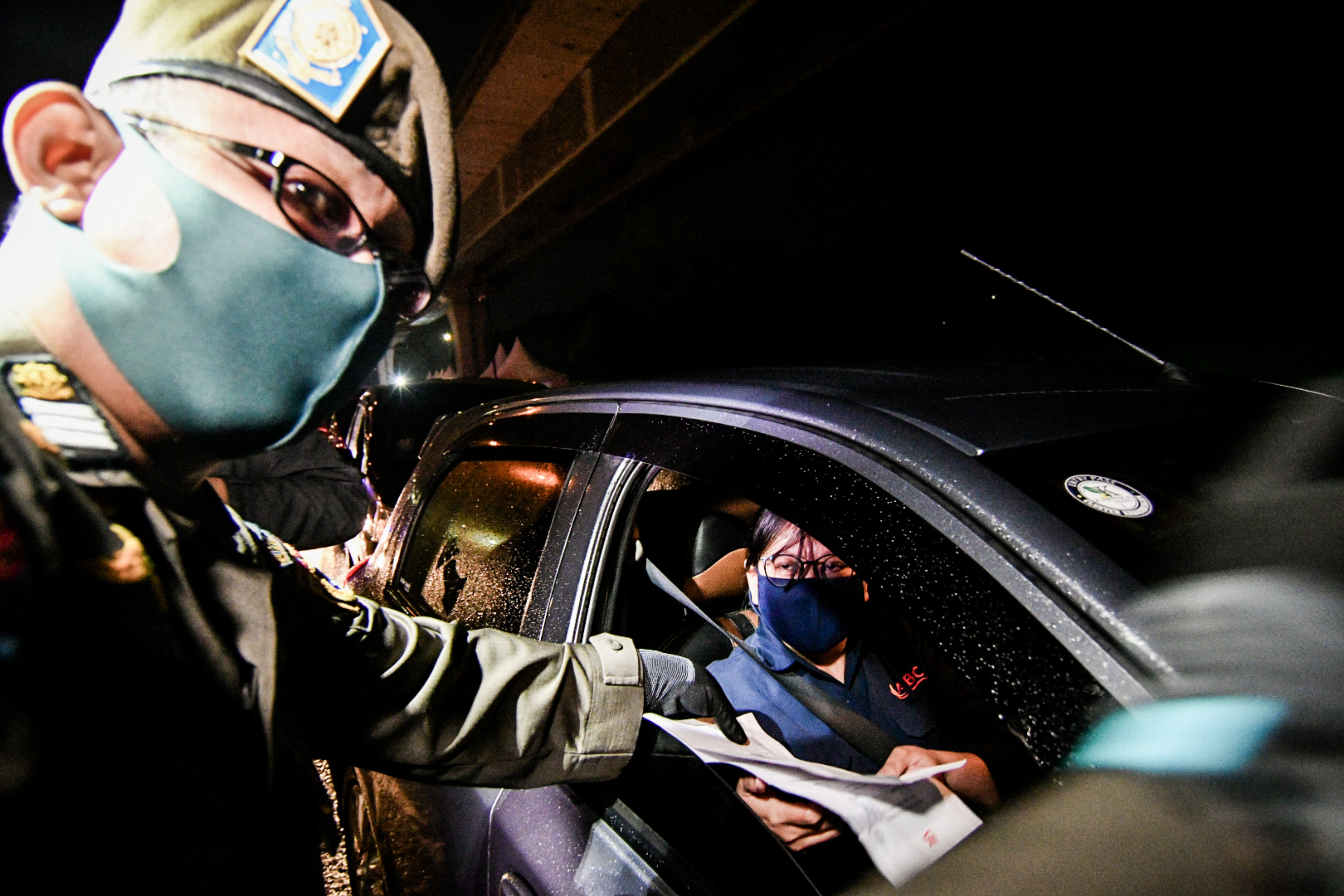 Petugas memeriksa surat izin keluar masuk (SIKM) untuk masuk wilayah Jabodetabek di KM 47 Tol Cikampek-Jakarta, Jawa Barat.