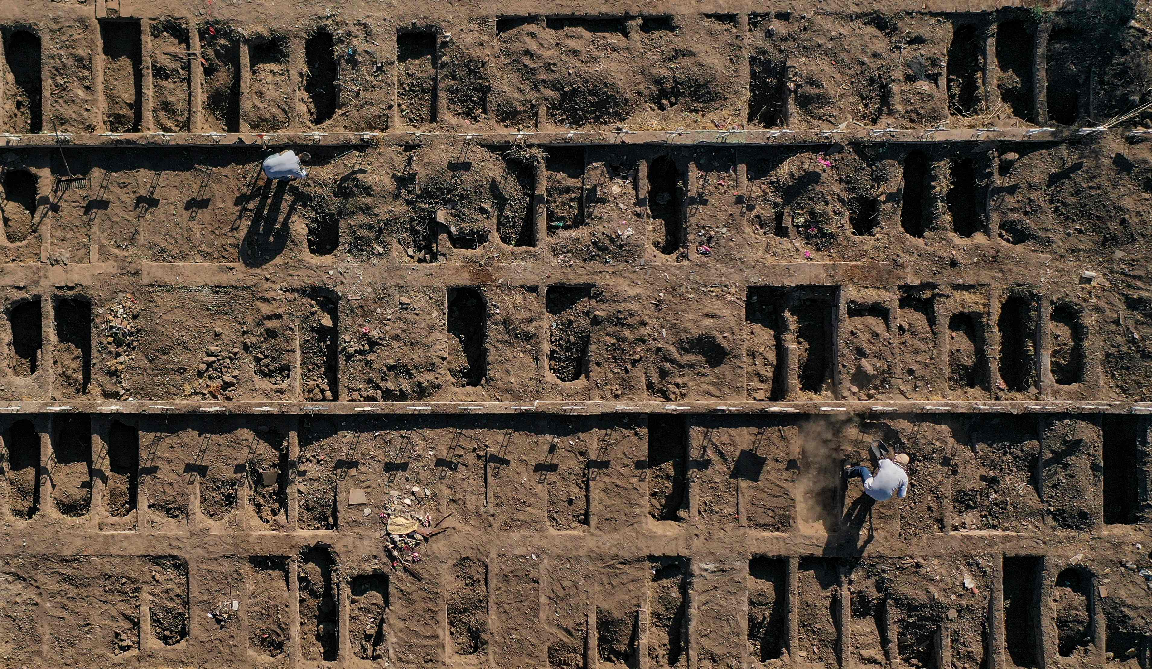 Foto udara pekerja yang menyiapkan kuburan baru lantaran kasus covid-19 di Cile melonjak.