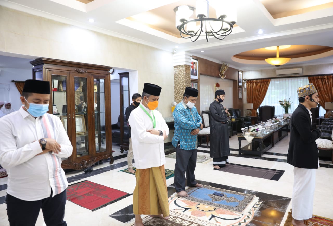 Suasana Salat Id di kediaman Pj Wali Kota Makassar Yusran Jusuf 