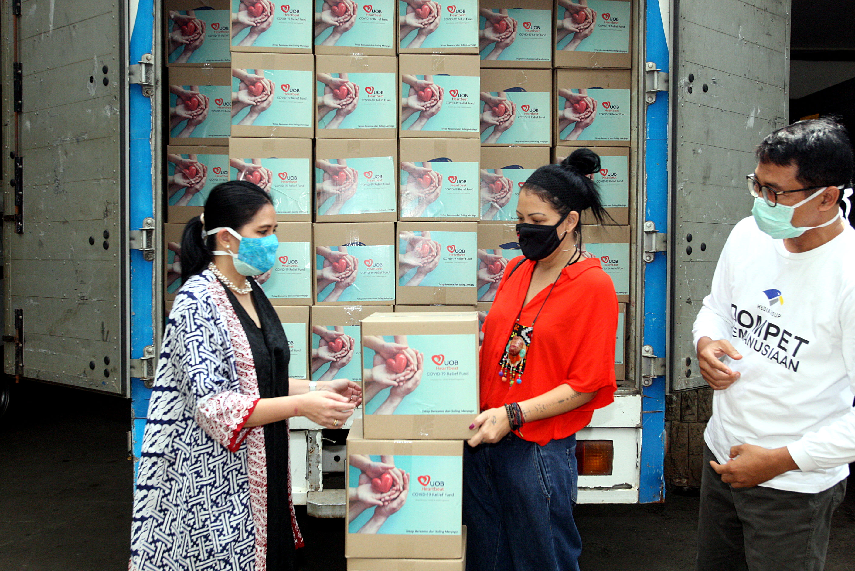 OUB Indonesia dan Dompet Kemanusiaan Media Group menggandeng Rumah Harapan menyalurkan sembako untuk masyarakat terdampak covid-19.
