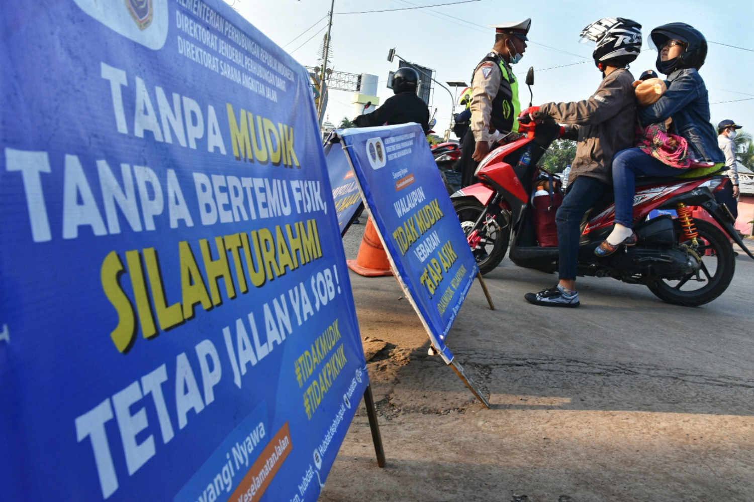 Penyekatan pemudik  di Pospam Perbatasan Kedung Waringin-Karawang, Jawa Barat, Jumat (22/5/2020).