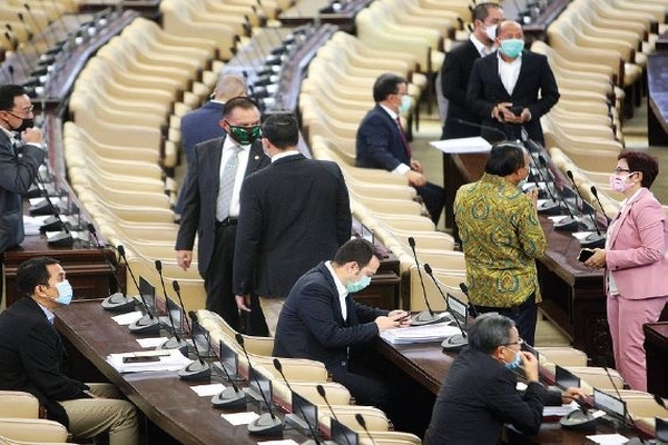 Sejumlah anggota dewan berbincang saat jeda dalam rapat paripurna DPR di kompleks parlemen, Senayan, Jakarta, kemarin.