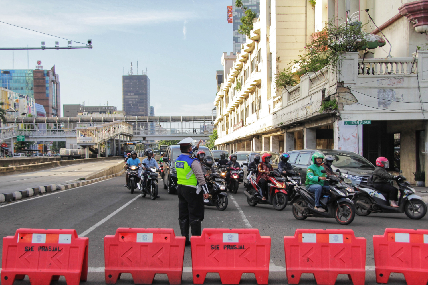 Ilustrasi: Polisi melakukan rekayasa lalu lintas