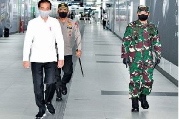 Presiden Joko Widodo didampingi Panglima TNI Marsekal Hadi Tjahjanto dan Kapolri Jenderal Idham Azis di Stasiun MRT Bundaran HI, kemarin.