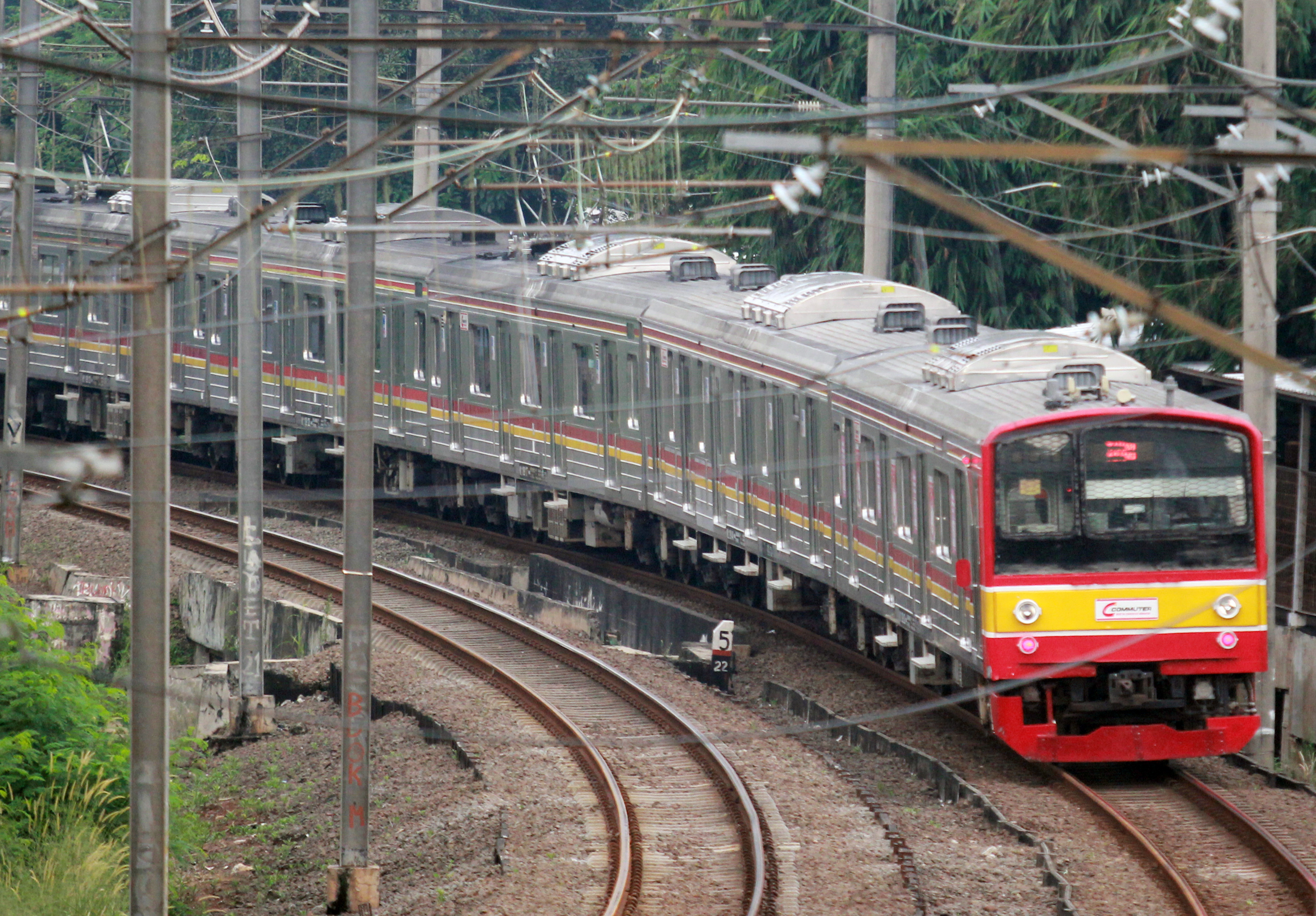 Rangkaian KRL Commuter Line melintasi kawasan Bintaro, Tangerang Selatan.