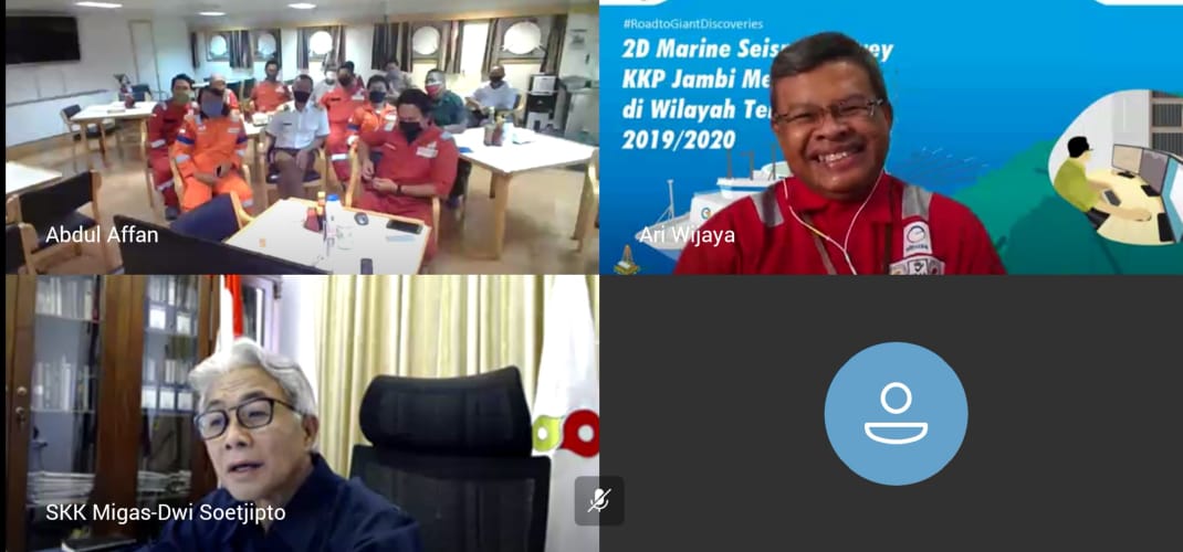 Kepala SKK Migas Dwi Soetjipto (kiri bawah) melakukan  video conference. 