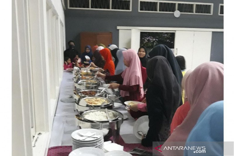 Kedutaan Besar Azerbaijan di Jakarta memberikan makanan berbuka puasa untuk anak yatim piatu di Panti Asuhan Putra Setia dan lansia.