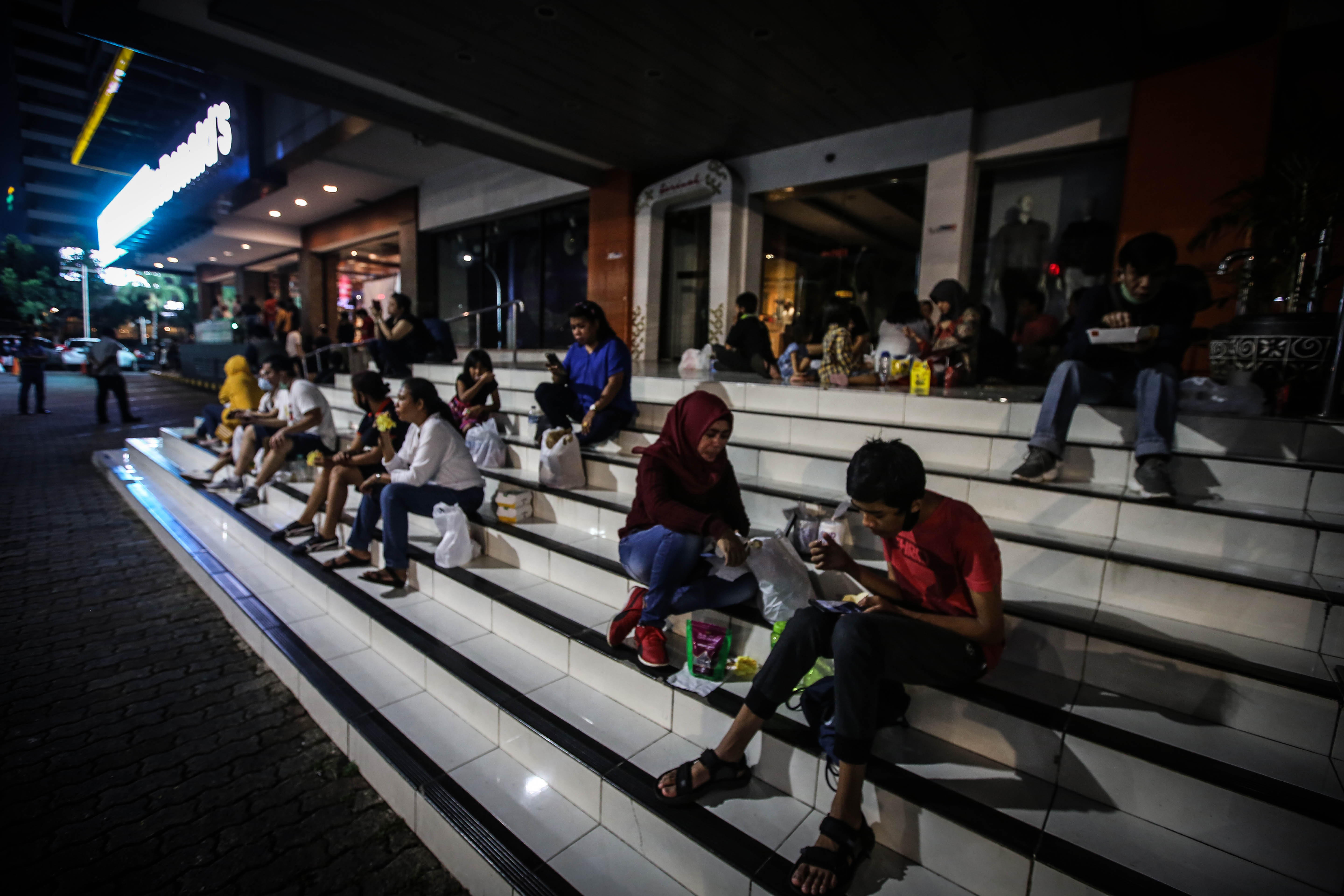 Pengunjung menikmati makanan cepat saji McDonald's, di pelataran gedung Sarinah, Jakarta Pusat, Minggu(10/5).