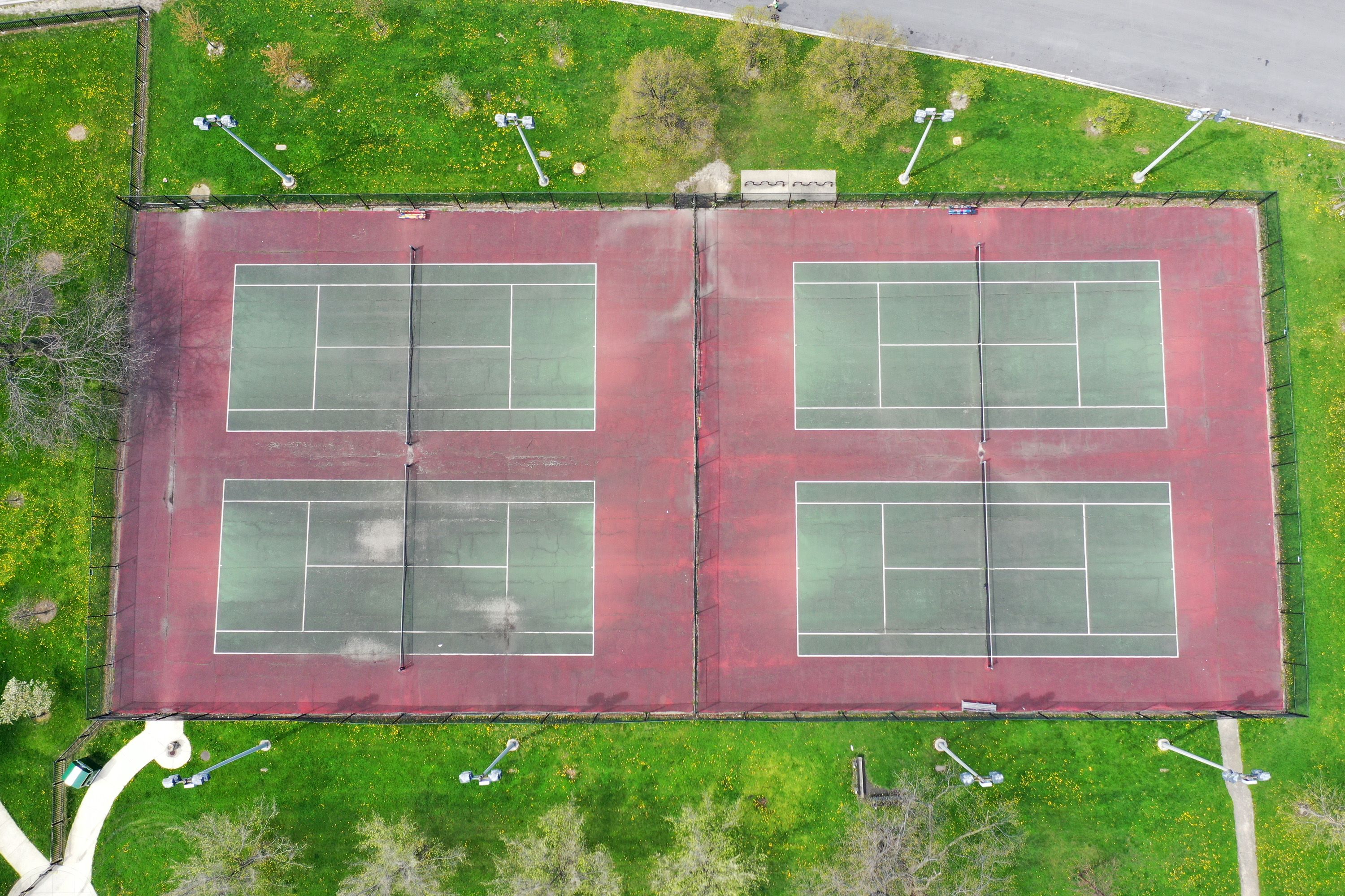 Lapangan tenis di Chicago, Amerika Serikat terlihat kosong akibat pandemi covid-19.