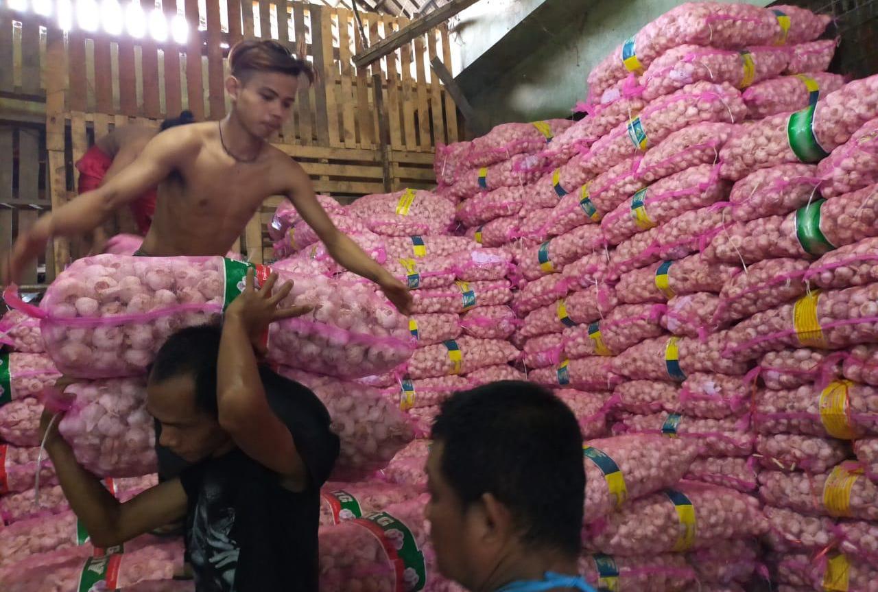 Harga bawang putih dan bombai semakin turun. Padahal padan Februari-Maret 2020, harga kedua komoditi tersebut melejit. 