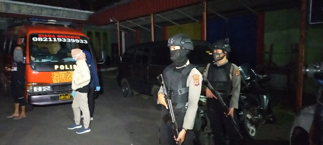 Tim Densus 88 menggeledah sebuah rumah Kampung Cicariang, Kota Tasikmalaya, Jumat (15/5). 