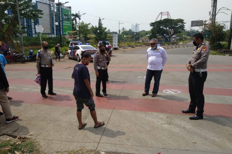 Kasubdit Gakkum Ditlantas Polda Metro Jaya AKBP Fahri Siregar memimpin olah TKP di lokasi kecelakaan bus Transjakarta dan bajaj.