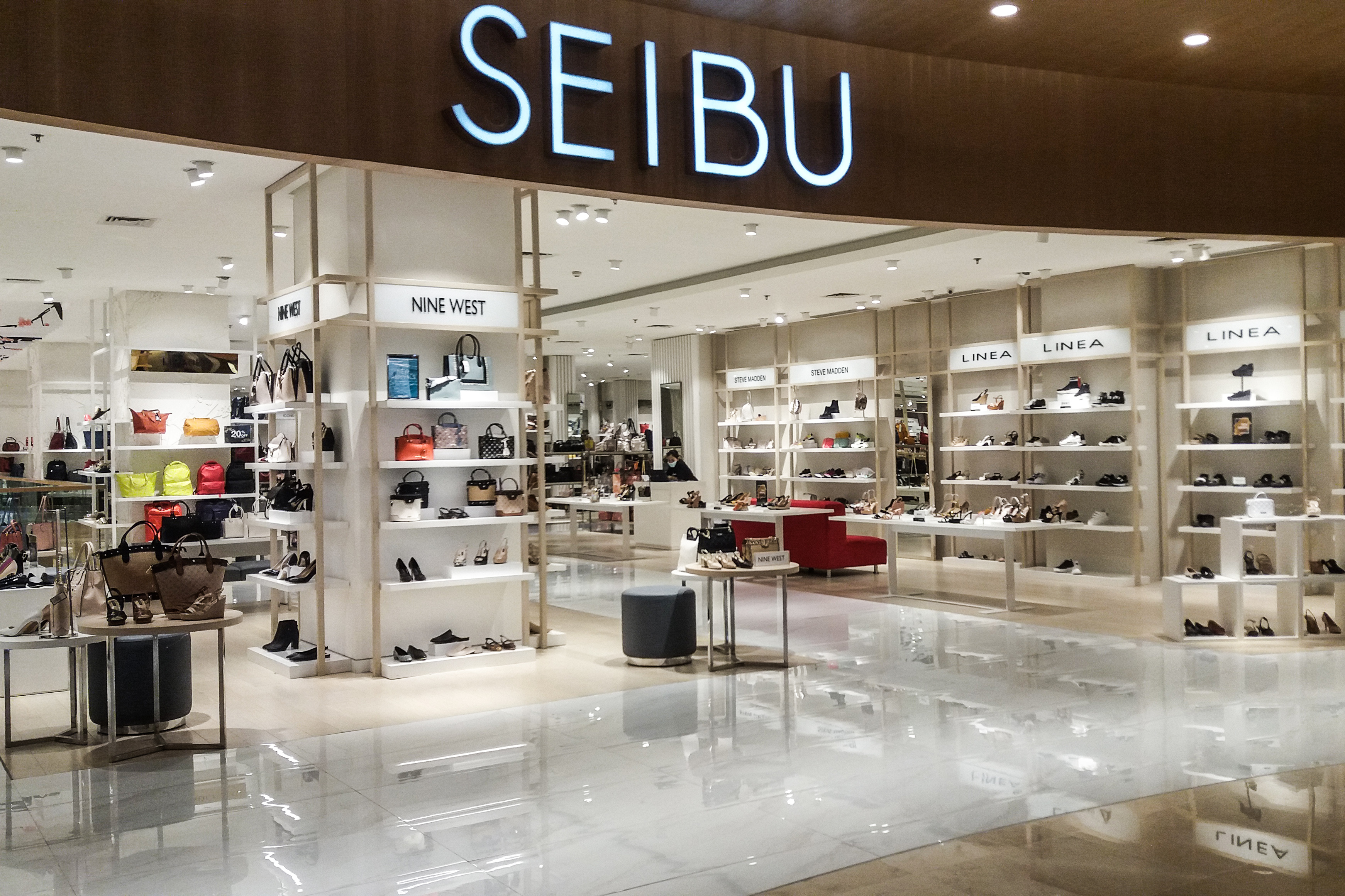 Suasana sepi di salah satu pusat perbelanjaan, Jakarta, Selasa (24/3)