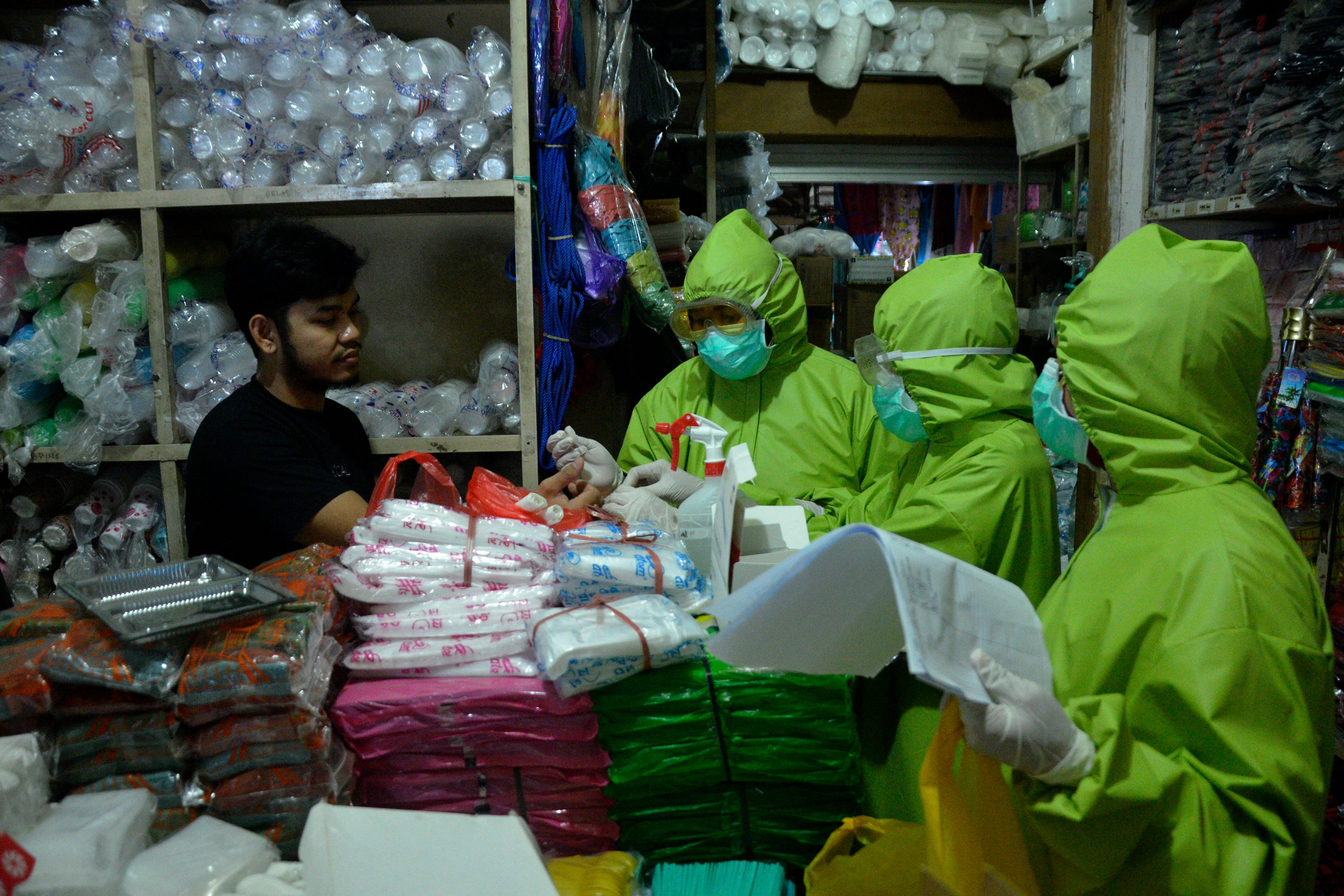 Petugas mengambil sampel darah pedagang di Pasar Tradisional Pa'baeng-Baeng, Makassar, Sulawesi Selatan, Selasa (12/5).