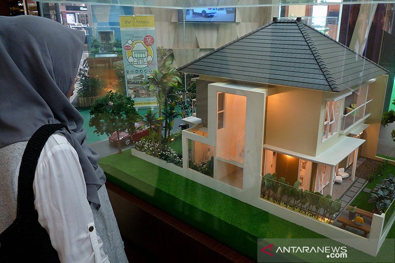 Seorang pengunjung mengamati sebuah miniatur rumah saat pameran perumahan Real Estate Indonesia (REI) di Semarang, Jawa Tengah, Senin (20/2)