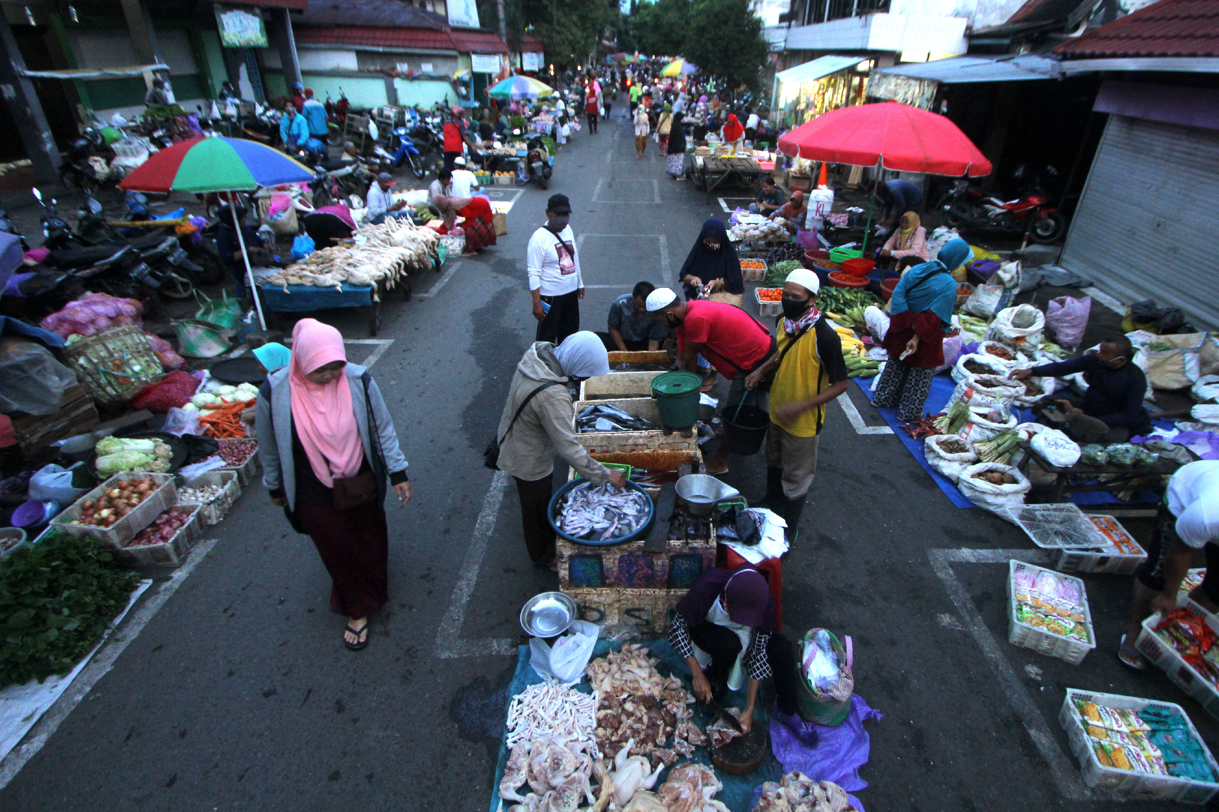 Aktivitas jual beli di Pasar Pagi Bauntung Banjarbaru, Kalimantan Selatan, Minggu (10/5/2020)