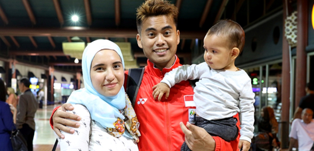 Kebersamaaan Tontowi Ahmad dan Istri.