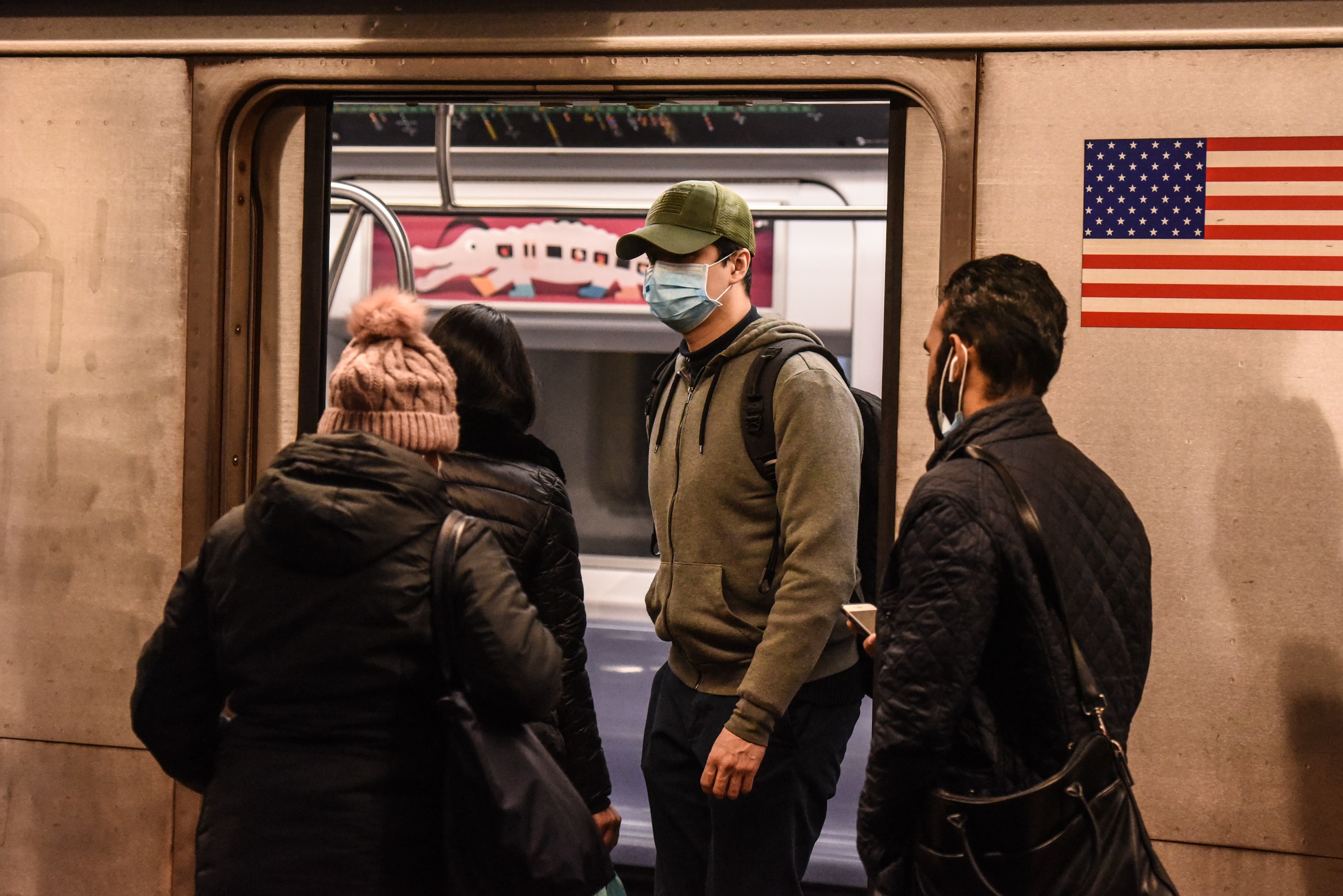 Warga menumpang subway di New York, Amerika Serikat