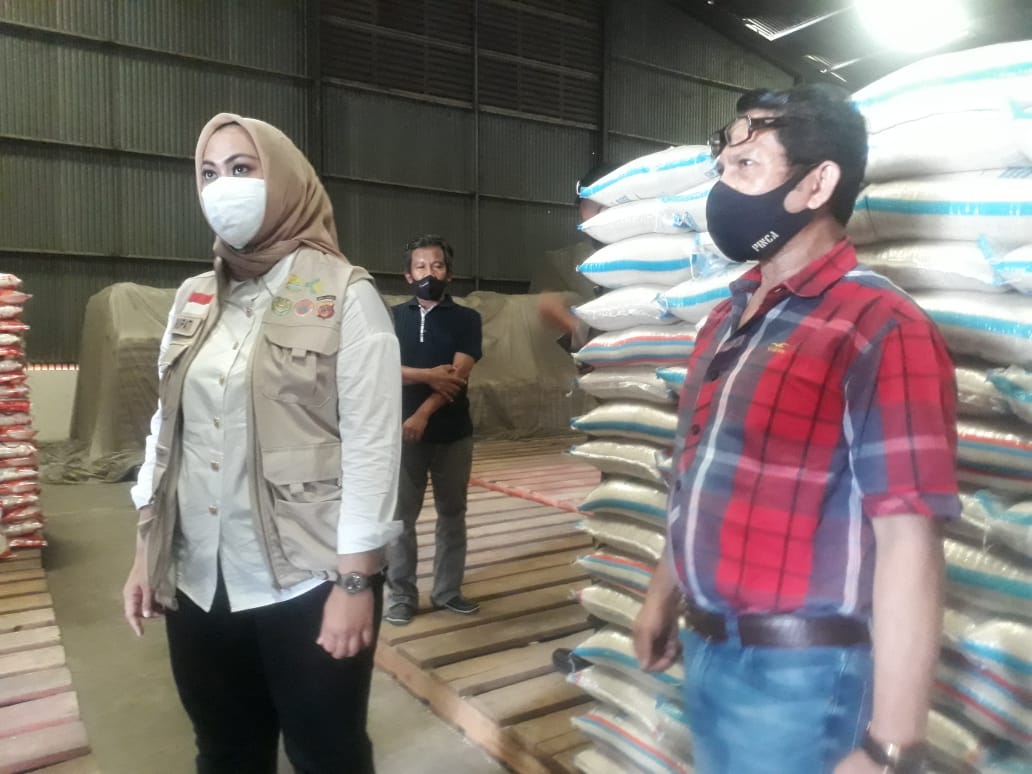 Bupati Bupati Cellica di sela peninjauan sejumlah gudang Bulog Subdivre Karawang bersama Forkominda, Sabtu (2/5/20