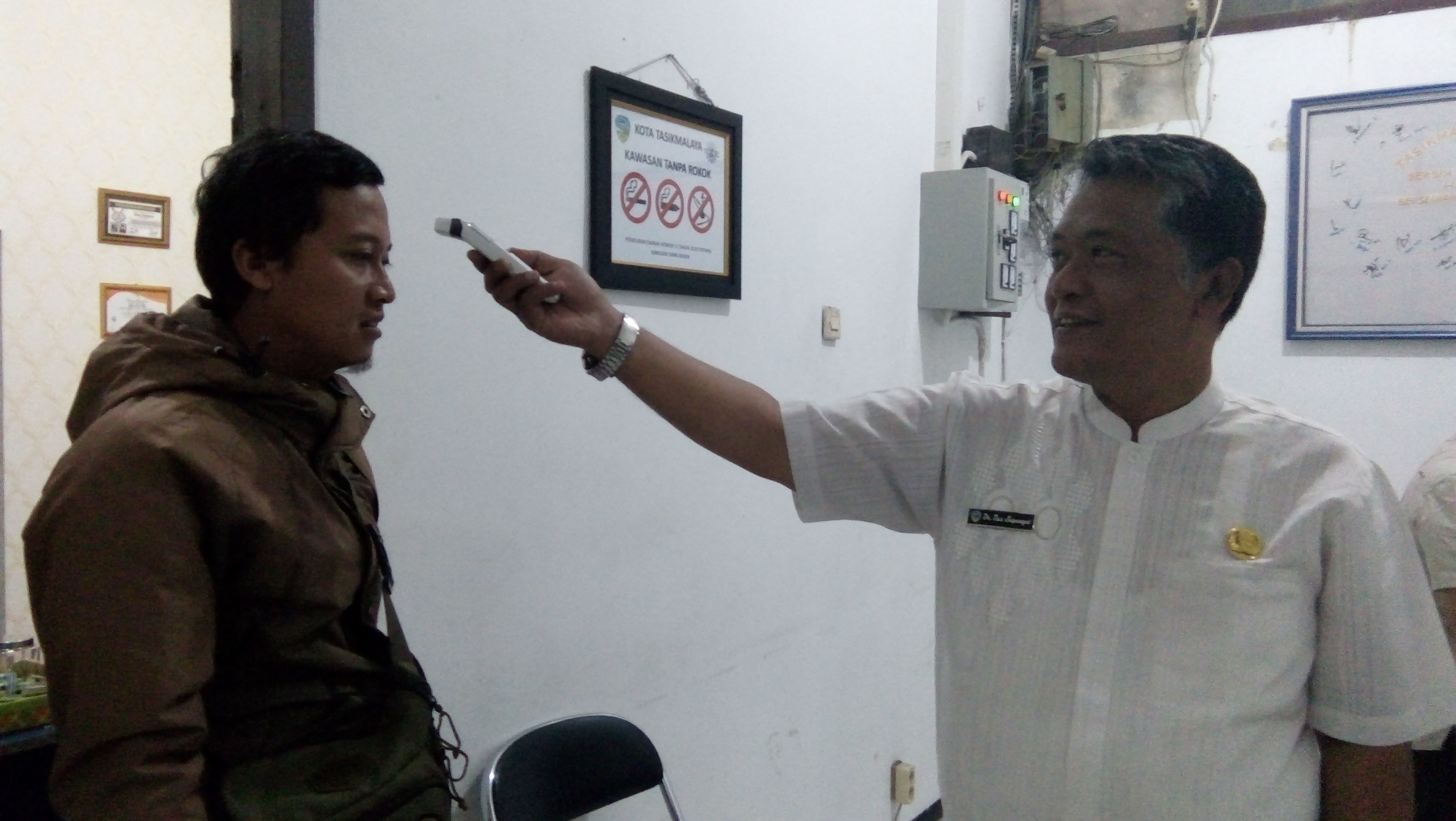 Kepala Dinas Kesehatan Kota Tasikmalaya, Uus Supangat memeriksa pengunjung dengan thermo gun.