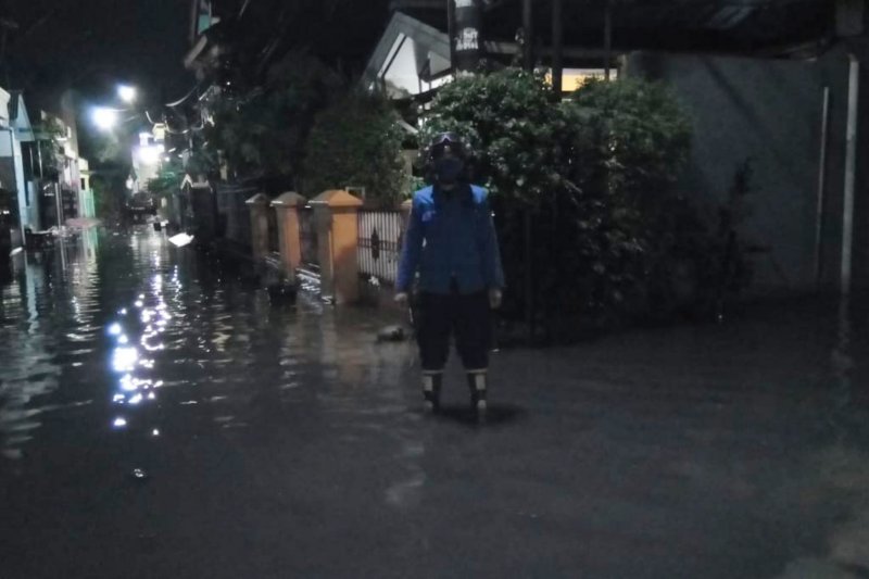 Petugas Damkar Jakarta Timur mengecek genangan air yang merendam Jalan Jalan Cempaka 6, Cakung Timur, Senin (6/4/2020).