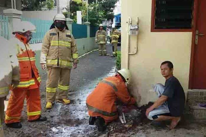 Petugas pemadam kebakaran Jakarta Timur mengecek instalasi gas milik Perusahaan Gas Negara (PGN) yang terbakar, Sabtu (30/5).