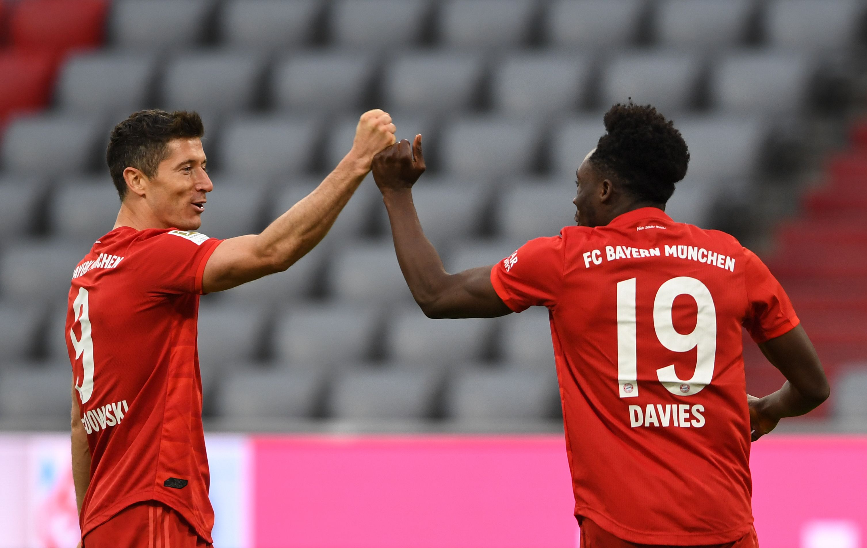 Gelandang Bayern Muenchen Alphonso Davies (kanan) merayakan gol yang dicetaknya dalam laga melawan Fortuna Duesseldorf, Minggu (31/5).