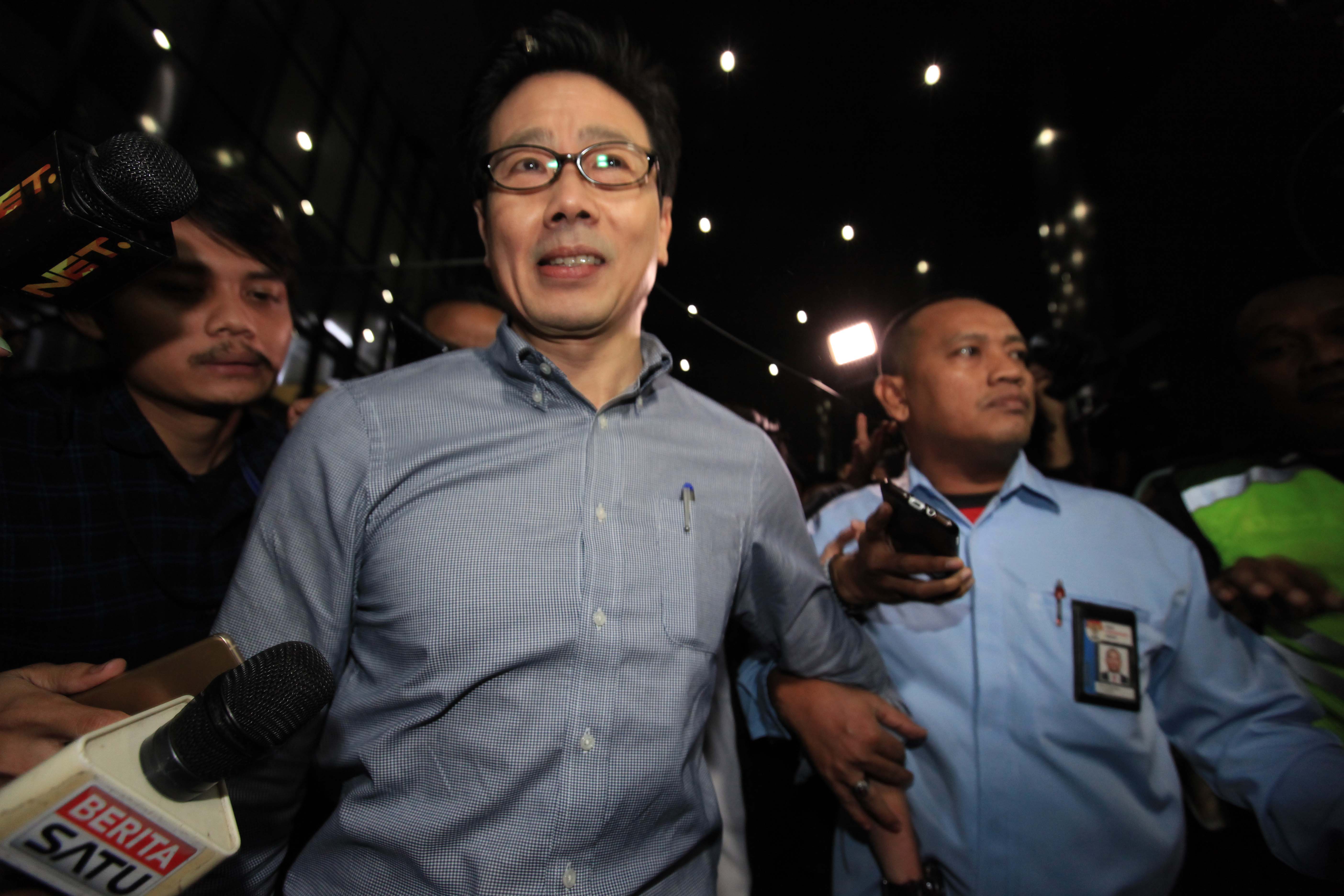 Pemilik PT Borneo Lumbung Energi & Metal, Samin Tan bergegas seusai menjalani pemeriksaan di Gedung KPK, Jakarta, Kamis (28/3).