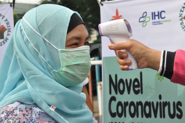 Ilustrasi -- Orang beraktivitas sambil mengenakan masker