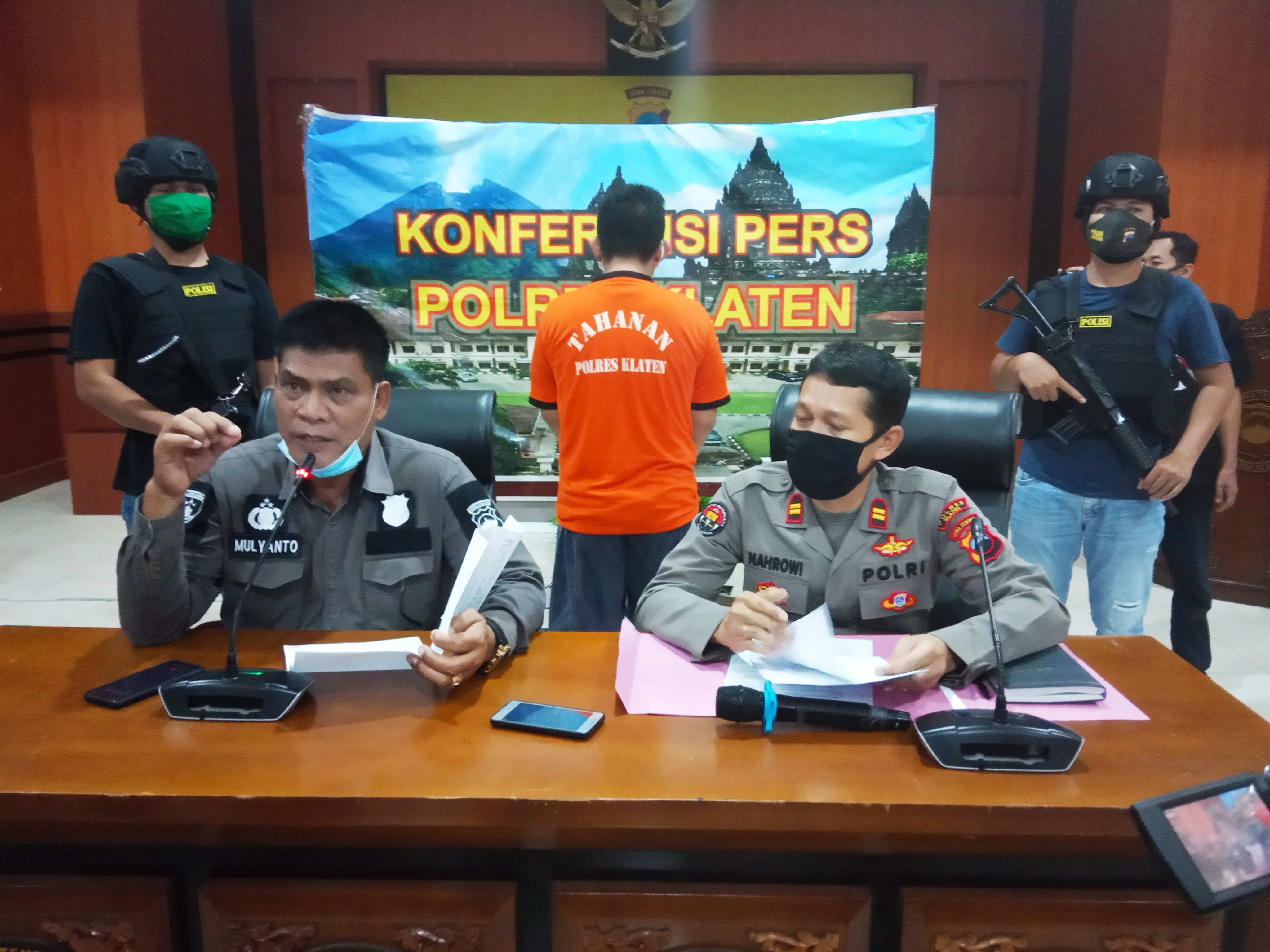 Kasatresnarkoba AK Mulyanto didampingi Kasubag Humas Iptu Nahrowi dalam jumpa pers kasus narkoba di Mapolres Klaten, Kamis (21/5)