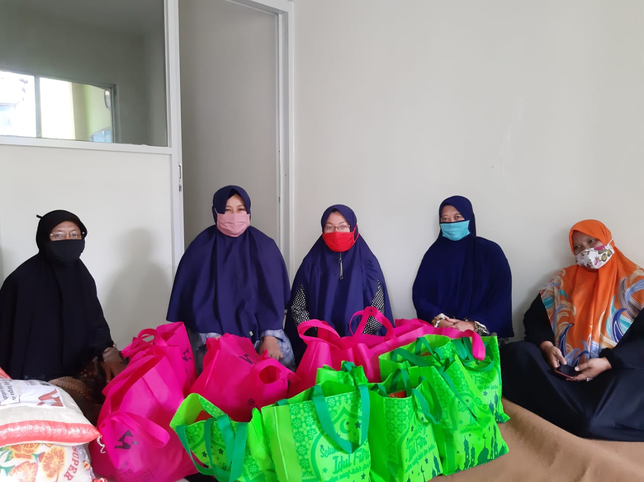 Tenaga pendidik di Bekasi mendapatkan bansos