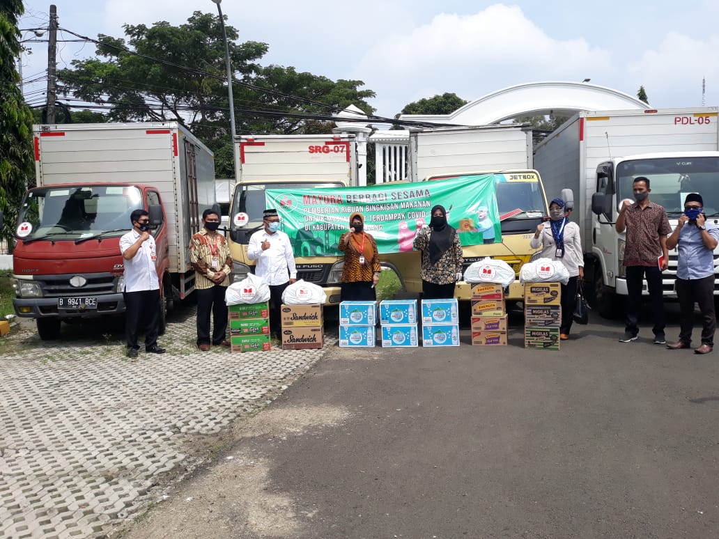 PT Mayora menyalurkan 2500 bantuan berupa makanan ringan kepada masyarakat Pandeglang terdampak Covid-19.
