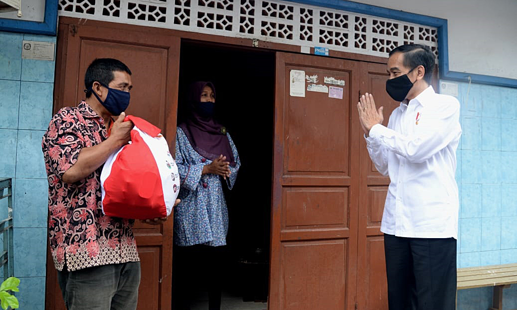 Presiden Joko Widodo berbincang dengan keluarga penerima manfaat (KPM) distribusi sembako tahap ke-3 di Kecamatan Johar Baru, Jakarta Pusat.