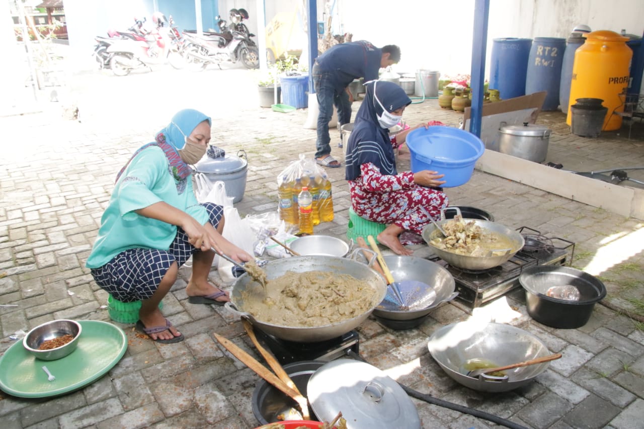 Suasana dapur umum yang didirikan Pemkab Lamongan. 