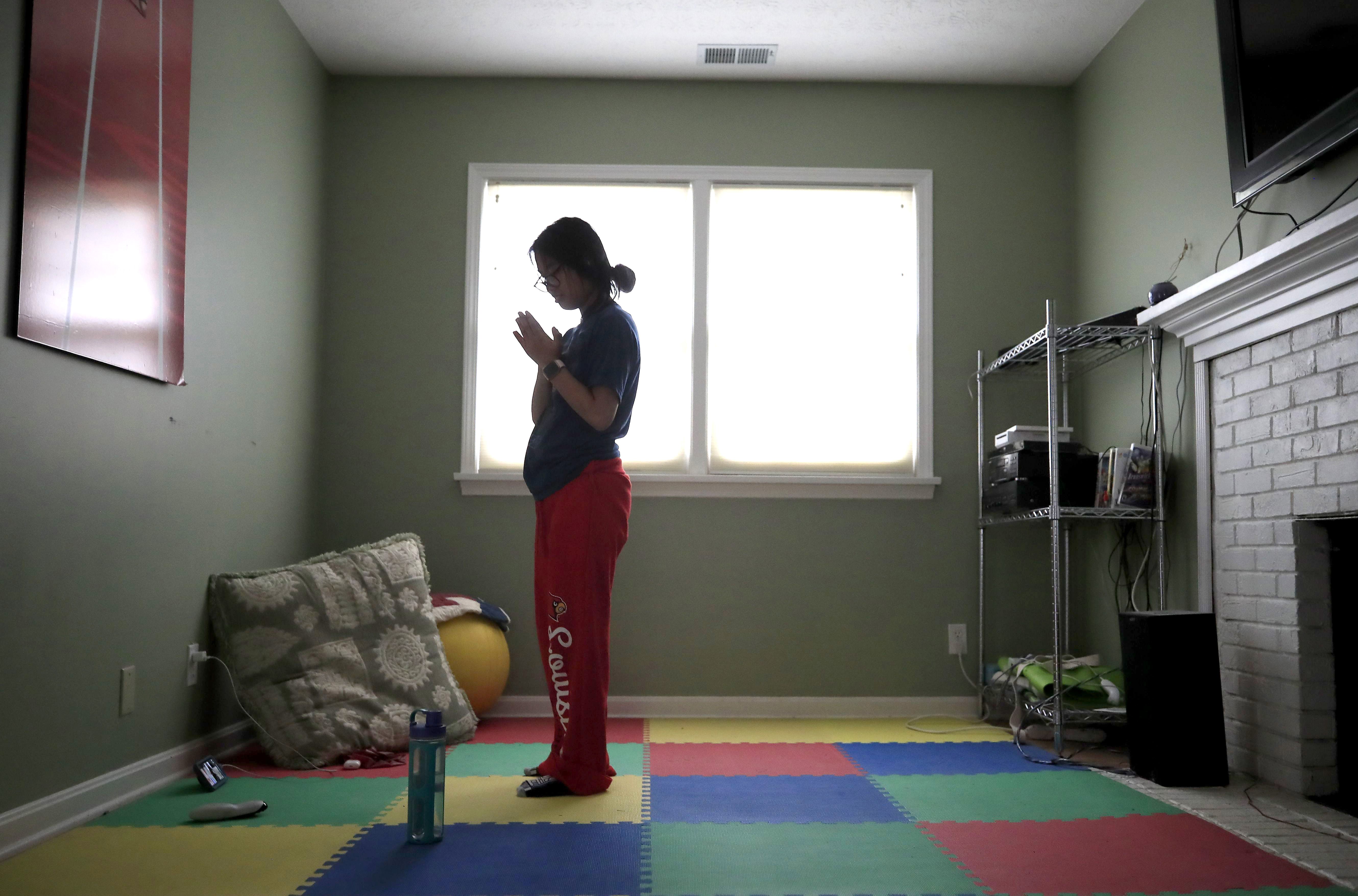 Ilustrasi  Emma Lyons, 17, (putri fotografer) berlatih yoga di ruang yoga ayahnya pada 29 April 2020 di Louisville, Kentucky.