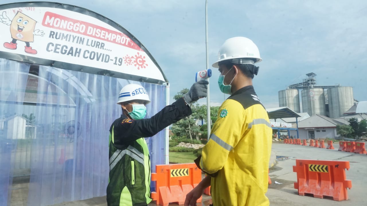 Seluruh karyawan dan stakeholder PT SIG diperiksa suhu tubuh sebelum masuk area pabrik.